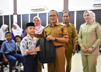 Siswa SD dan SMP Korban Banjir di Kota Gorontalo dapat Bantuan Schoolkit