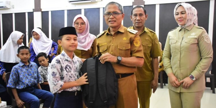 Siswa SD dan SMP Korban Banjir di Kota Gorontalo dapat Bantuan Schoolkit