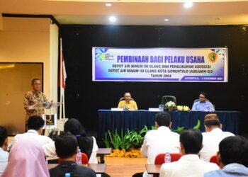 Pj Walikota Beri Pembinaan Pelaku Usaha Depot Air Isi Ulang dan Pengukuhan ASDAMIN-GO