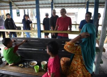 Perdana Kunjungi Kampung Tirosiaje Laut, Penjagub Harap Kearifan Lokal Terus Dijaga
