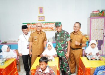 Pj Walikota Dampingi Pangdam XIII/Merdeka Tinjau Pelaksanaan MBG di SDN 74 Kota Tengah