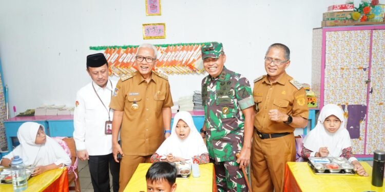 Pj Walikota Dampingi Pangdam XIII/Merdeka Tinjau Pelaksanaan MBG di SDN 74 Kota Tengah