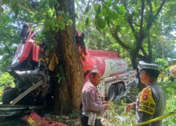 Diduga Rem Blong, Mobil Tangki Pertamina Seruduk Pohon di Pontolo, Satu Orang Tewas Ditempat
