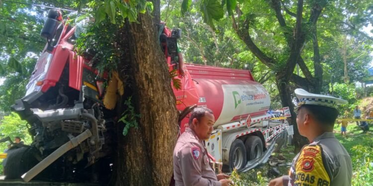 Diduga Rem Blong, Mobil Tangki Pertamina Seruduk Pohon di Pontolo, Satu Orang Tewas Ditempat