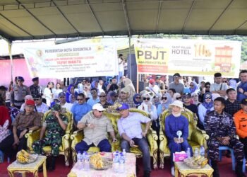 Adhan-Indra Berbaur Dengan Warga Pada Gebyar Ketupat Di Ololalo