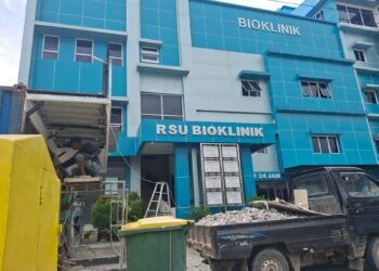 Pemkot Mulai Lakukan Pembongkaran Bangunan Tak Sesuai Perda Di Depan RS Bioklinik