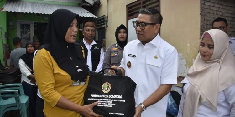 Wawali Indra Serahkan Bantuan Kemanusiaan Untuk Korban Kebakaran di Kelurahan Bugis