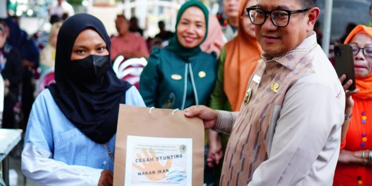 Pemkot Serahkan Bantuan Sarana Usaha dan Olahan Ikan