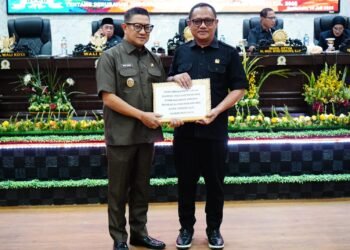Pemkot Gorontalo Serahkan Ranperda RPJMD dan Perubahan APBD ke Dekot