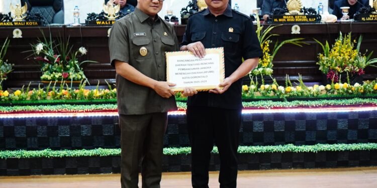 Pemkot Gorontalo Serahkan Ranperda RPJMD dan Perubahan APBD ke Dekot