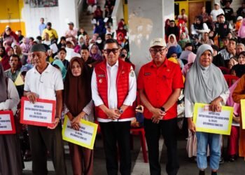 Wawali Indra Serahkan BNPTD Bagi 400 KPM Di Kota Gorontalo