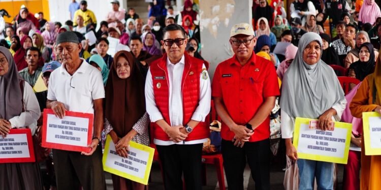 Wawali Indra Serahkan BNPTD Bagi 400 KPM Di Kota Gorontalo
