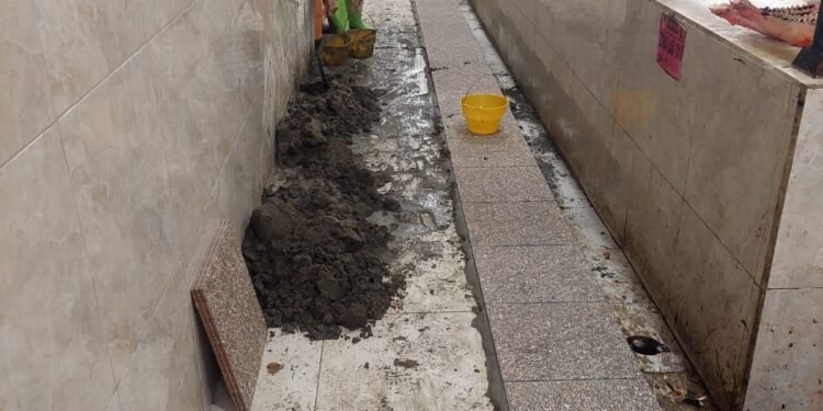 Bahayakan Pengunjung, Lantai Lapak Ikan di Pasar Sentral Direnovasi Biar Tak Licin