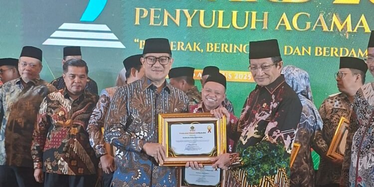 Peduli Program Penguatan Penyuluh Agama Islam, Wali Kota Adhan Dianugerahi Penghargaan oleh Kemenag