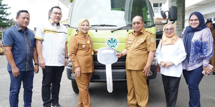Wagub Idah Serahkan Satu Unit Mobil Sampah Ke Pemkot Gorontalo