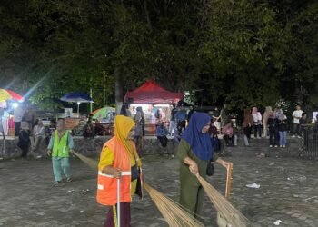 Usai Pembukaan PPIB ke-IX, Petugas Kebersihan Gercep Bersihkan Lapangan Taruna Remaja