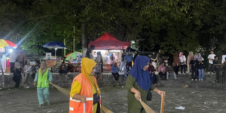 Usai Pembukaan PPIB ke-IX, Petugas Kebersihan Gercep Bersihkan Lapangan Taruna Remaja