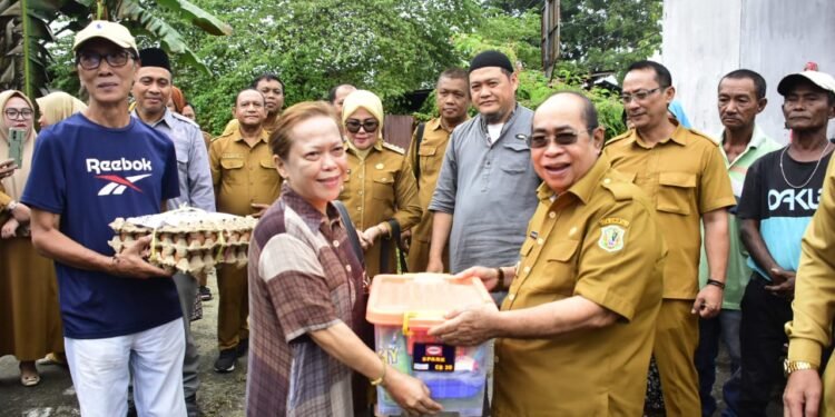 Wali Kota Adhan Serahkan Bantuan Untuk Korban Bencana Kebakaran di Ipilo