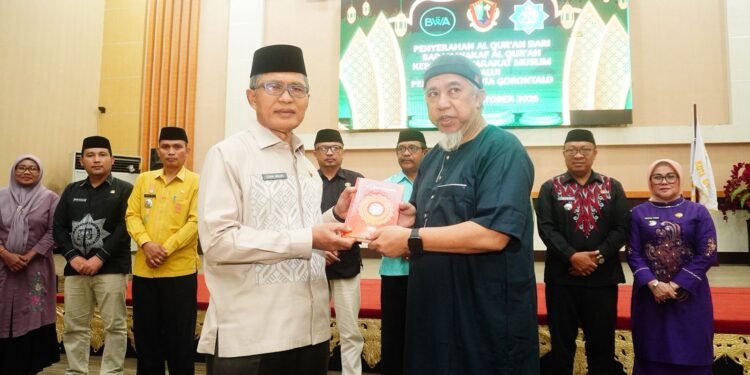 Sekda Ismail Salurkan 2.500 Al-Qur’an dari Badan Waqaf Alquran