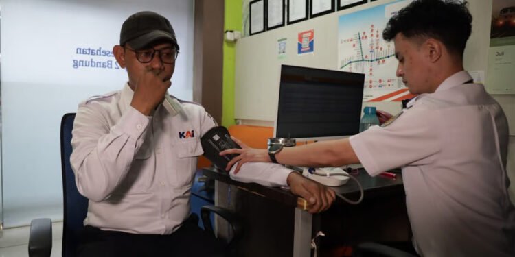 KAI Daop 2 Bandung Siapkan Sejumlah Petugas untuk Menjaga Keamanan, Keselamatan, dan Kenyamanan Perjalanan Kereta Api pada Masa Angkutan Nataru 2025/2026