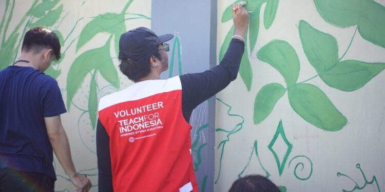 BINUS @Malang Percantik Pesona Aji Saptorenggo Lewat Program Mural Kolaboratif BINUSIAN Plants Hope