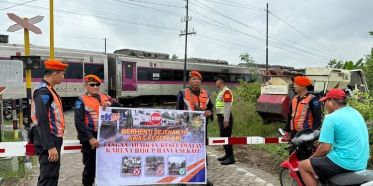 Serius Tekan Kecelakaan, KAI Daop 7 Madiun Lakukan 115 Sosialisasi Keselamatan Perlintasan Sepanjang 2025