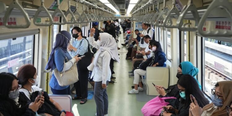 Jam Sibuk LRT Jabodebek: Ketika Duduk dan Berdiri Menjadi Ruang Bersama