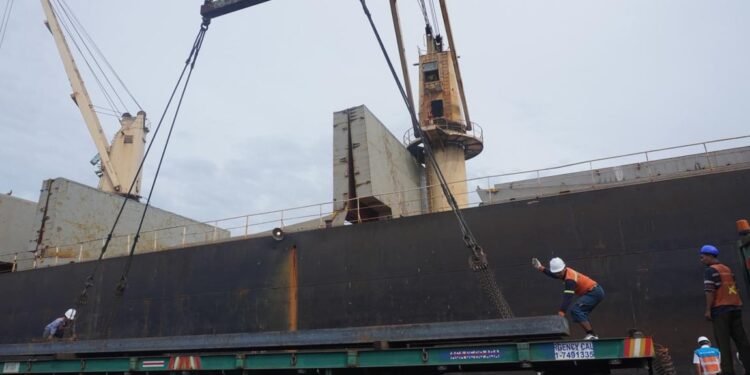 Tonggak Awal 2026, Pelindo Multi Terminal Jamrud Nilam Mirah Layani Kapal Impor Perdana