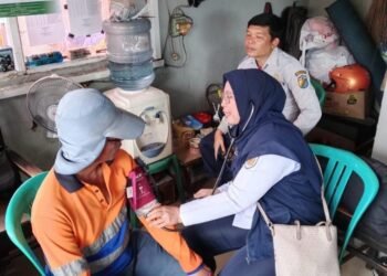 KAI Daop 4 Semarang Pastikan Kesehatan Petugas Prasarana Selama Penanganan Genangan di Pekalongan