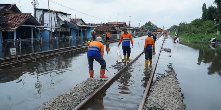Cuaca Ekstrem dan Banjir Ganggu Operasional KA, KAI Pastikan Jalur Sragi–Pekalongan Mulai Berangsur Normal