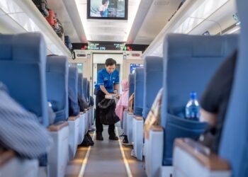 Petugas OTC KAI Services Viral Berkat Aksi Sigapnya Membantu Penumpang di KA Argo Semeru