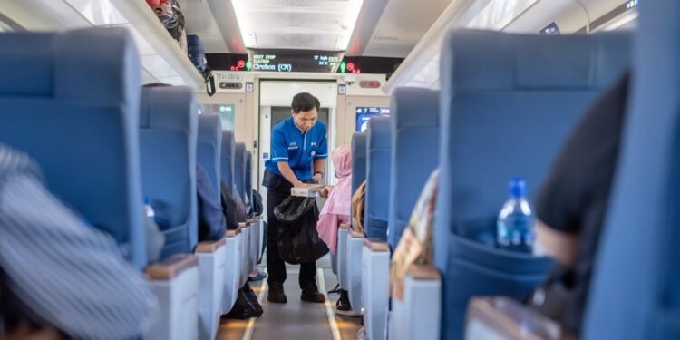 Petugas OTC KAI Services Viral Berkat Aksi Sigapnya Membantu Penumpang di KA Argo Semeru