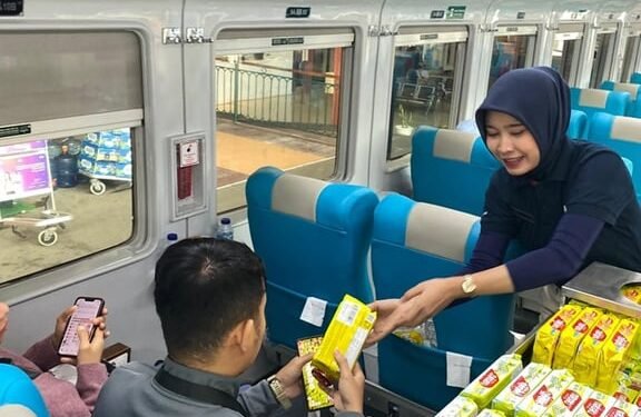 KAI Services Siaga Layani Service Recovery bagi Penumpang Terdampak Keterlambatan Akibat Banjir Jalur Semarang