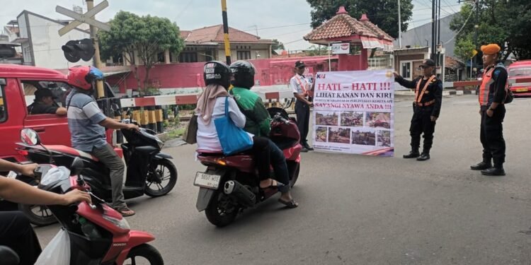 KAI Daop 2 Bandung Himbau Masyarakat Tertib Berlalu Lintas di Perlintasan Sebidang
