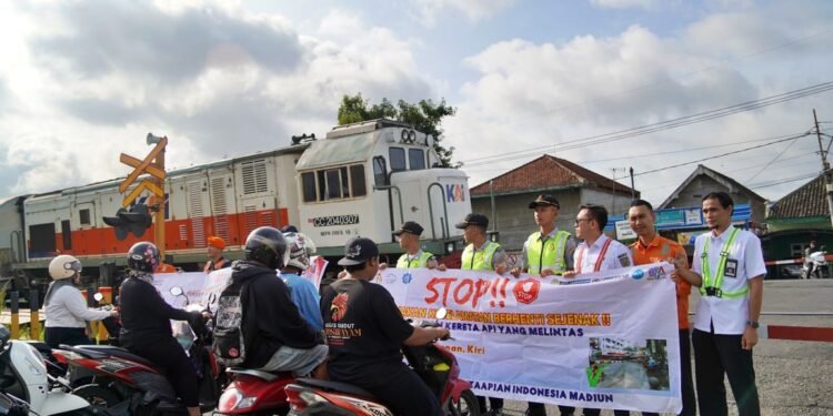 KAI Daop 7 Madiun Gandeng Taruna dan Taruni PPI, Perkuat Edukasi Keselamatan di Perlintasan Sebidang