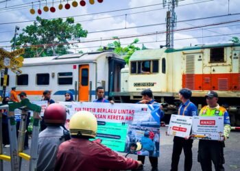 KAI Daop 1 Jakarta Bersama Komunitas Railfans Gencarkan Sosialisasi Keselamatan di Perlintasan Sebidang JPL 38 Stasiun Kramat