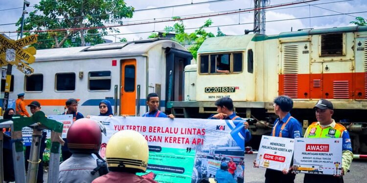 KAI Daop 1 Jakarta Bersama Komunitas Railfans Gencarkan Sosialisasi Keselamatan di Perlintasan Sebidang JPL 38 Stasiun Kramat