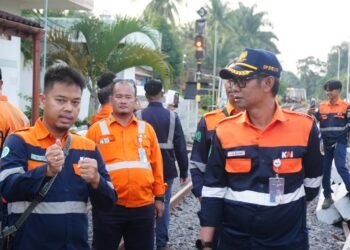 KAI Divre III Palembang Pastikan Keandalan Prasarana melalui Cek Lintas Jalan Kaki Wilayah Penimur.