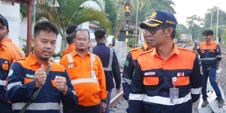 KAI Divre III Palembang Pastikan Keandalan Prasarana melalui Cek Lintas Jalan Kaki Wilayah Penimur.