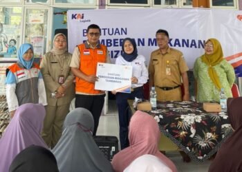 Peringati Hari Gizi Nasional, KAI Logistik Distribusikan 300 Paket Gizi Untuk Masyarakat Di Marunda