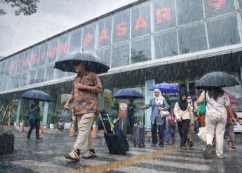 Musim Hujan, KAI Daop 1 Jakarta Bagikan Tips Naik Kereta Api agar Perjalanan Tetap Aman dan Nyaman