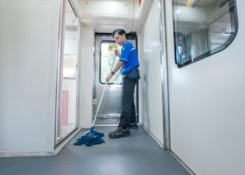 Pastikan semua Fasilitas Kereta selalu Bersih, Yuk intip Pekerjaan Petugas OTC KAI Services di Kereta