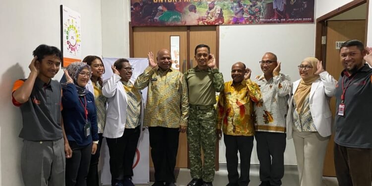 Kogabwilhan III Dorong Kesehatan Inklusif di Papua lewat Bantuan Alat Bantu Dengar dan Sembako