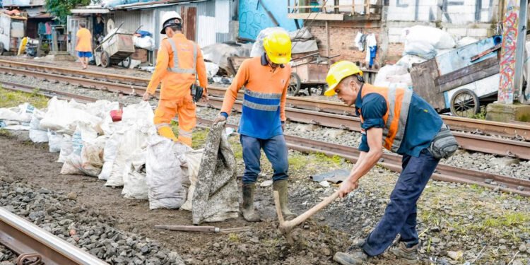 Antisipasi Cuaca Ekstrem dengan Curah Hujan Tinggi, KAI Daop 1 Jakarta Siagakan Tim Tanggap Darurat dan Lakukan Normalisasi Jalur