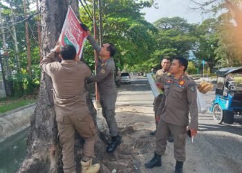 Tindaklanjuti Instruksi Presiden, Satpol PP Tertibkan Baliho dan Spanduk Liar