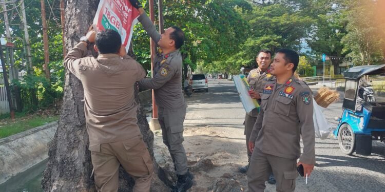 Tindaklanjuti Instruksi Presiden, Satpol PP Tertibkan Baliho dan Spanduk Liar