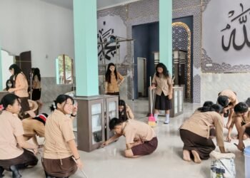 SMP Santa Maria Ikut Ambil Bagian Kerja Bakti Massal di Masjid