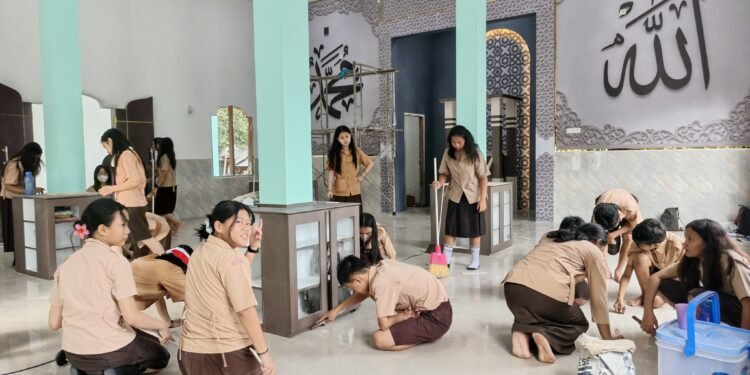 SMP Santa Maria Ikut Ambil Bagian Kerja Bakti Massal di Masjid