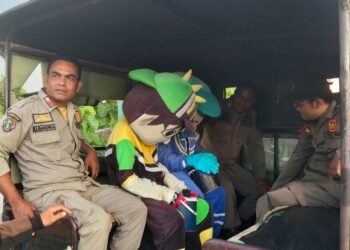 Dua Badut Jalanan di Simpang Empat Jalan Palma, Diamankan Satpol PP