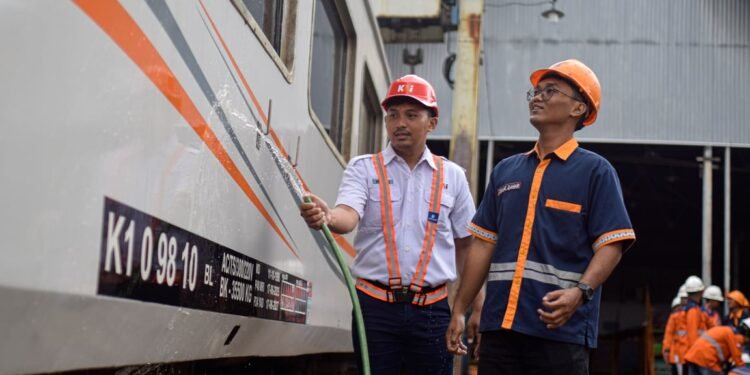 Wujudkan Kecintaan terhadap Moda Transportasi Kereta Api, KAI Daop 4 Semarang dan Komunitas Railfans Tegal Adakan Cuci Lokomotif dan Kereta Bersama